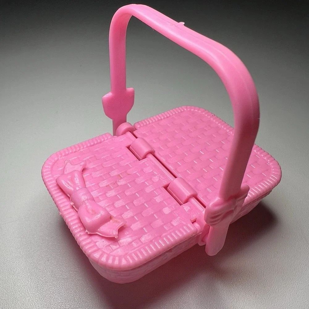 Vintage 1995 Mattel Barbie Nibbles Horse Pink Weaved Picnic Basket Accessory‎